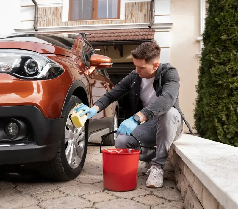 Lavage auto à domicile Beauvoir-sur-Mer : professionnel intervenant sur un véhicule